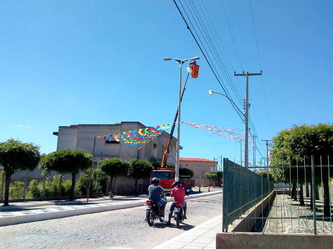 Você está visualizando atualmente Prefeitura realiza troca de lâmpadas na principal avenida da cidade de Mato Grosso