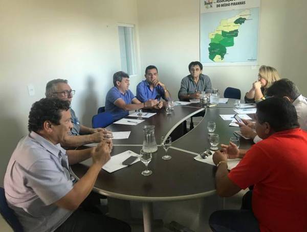 Leia mais sobre o artigo Prefeito Doca Lima participa de reunião da Associação de Municípios do Médio Piranhas