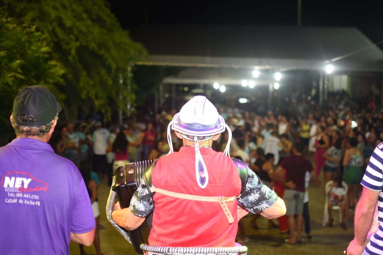 No momento, você está visualizando Idosos do grupo ‘Feliz Idade’ participam de Forró na Praça José João de Lima