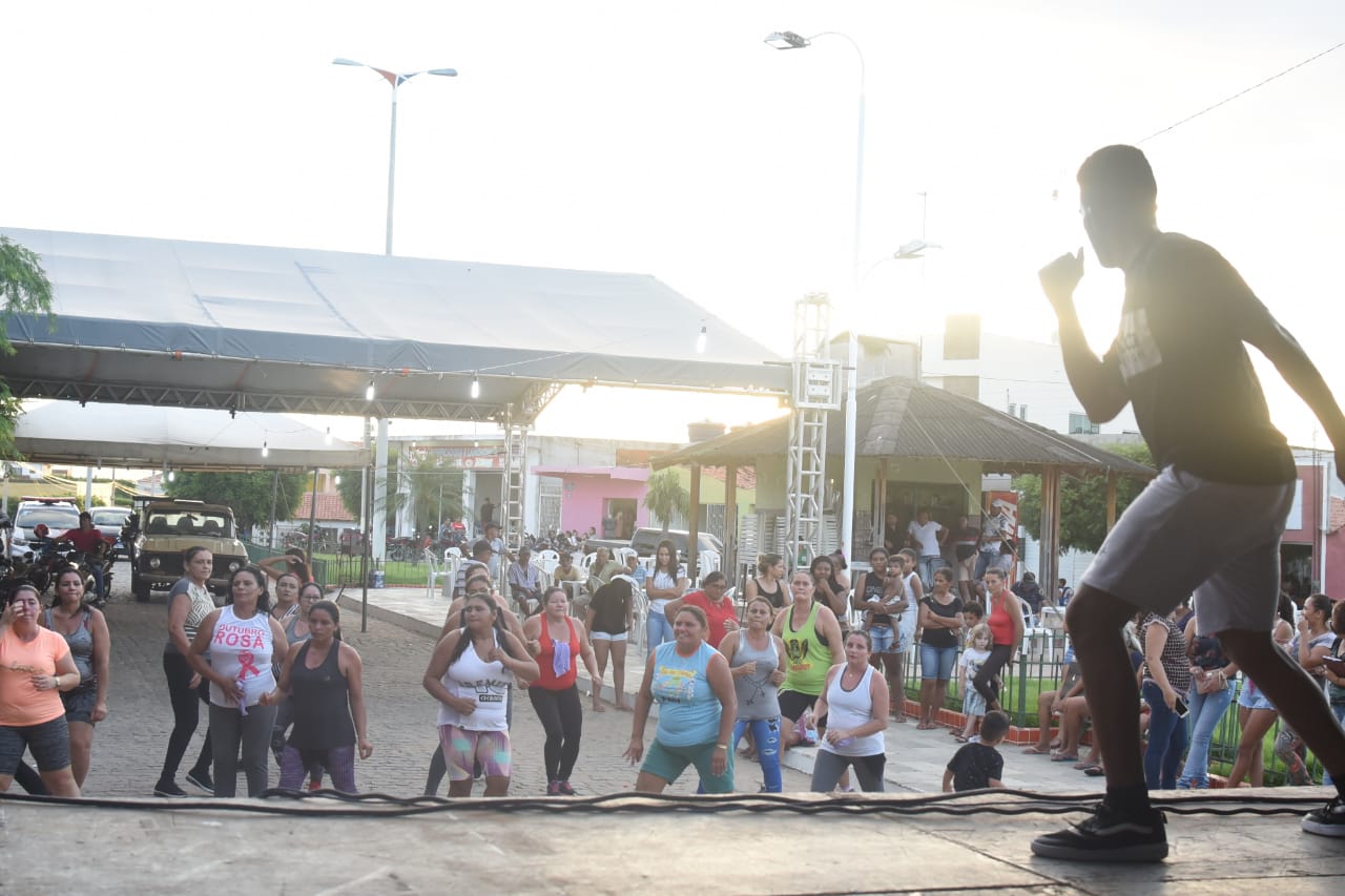 Você está visualizando atualmente Com Zumba, grupo ‘Divas Ativas’ leva alegria à Praça José João de Lima