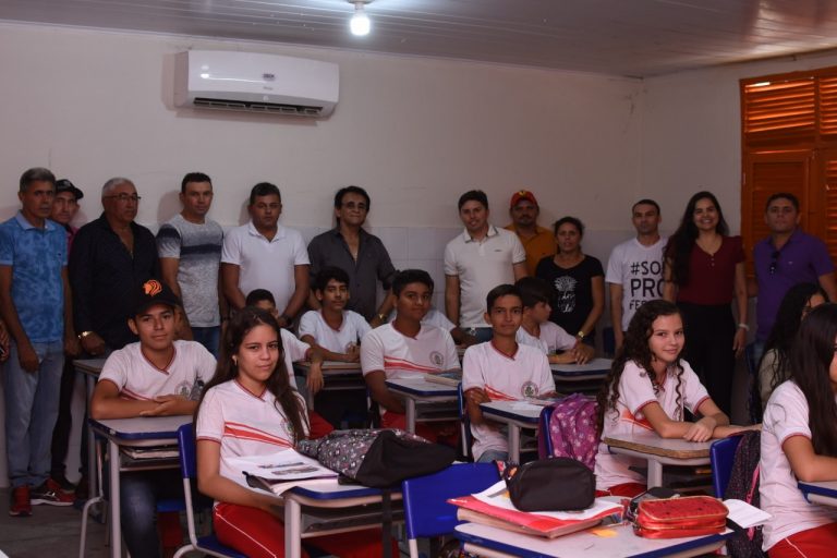 Leia mais sobre o artigo Durante visita técnica do prefeito Doca Lima, alunos da Escola Maria de Lourdes agradecem implantação de climatizadores