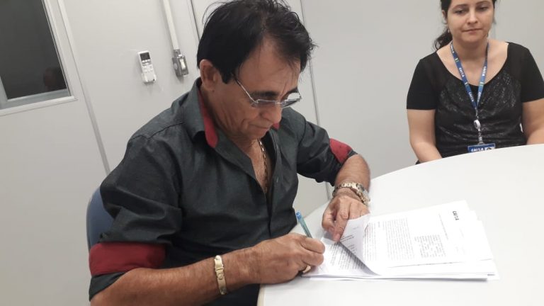 Leia mais sobre o artigo Prefeito Doca Lima assina contrato com Caixa para obras de pavimentação