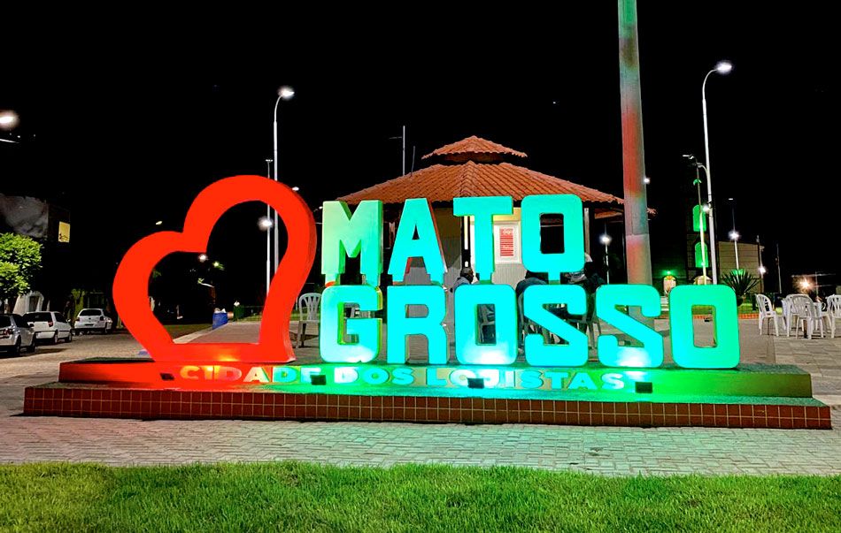 Prefeitura de Mato Grosso faz letreiro com homenagem a lojistas do município